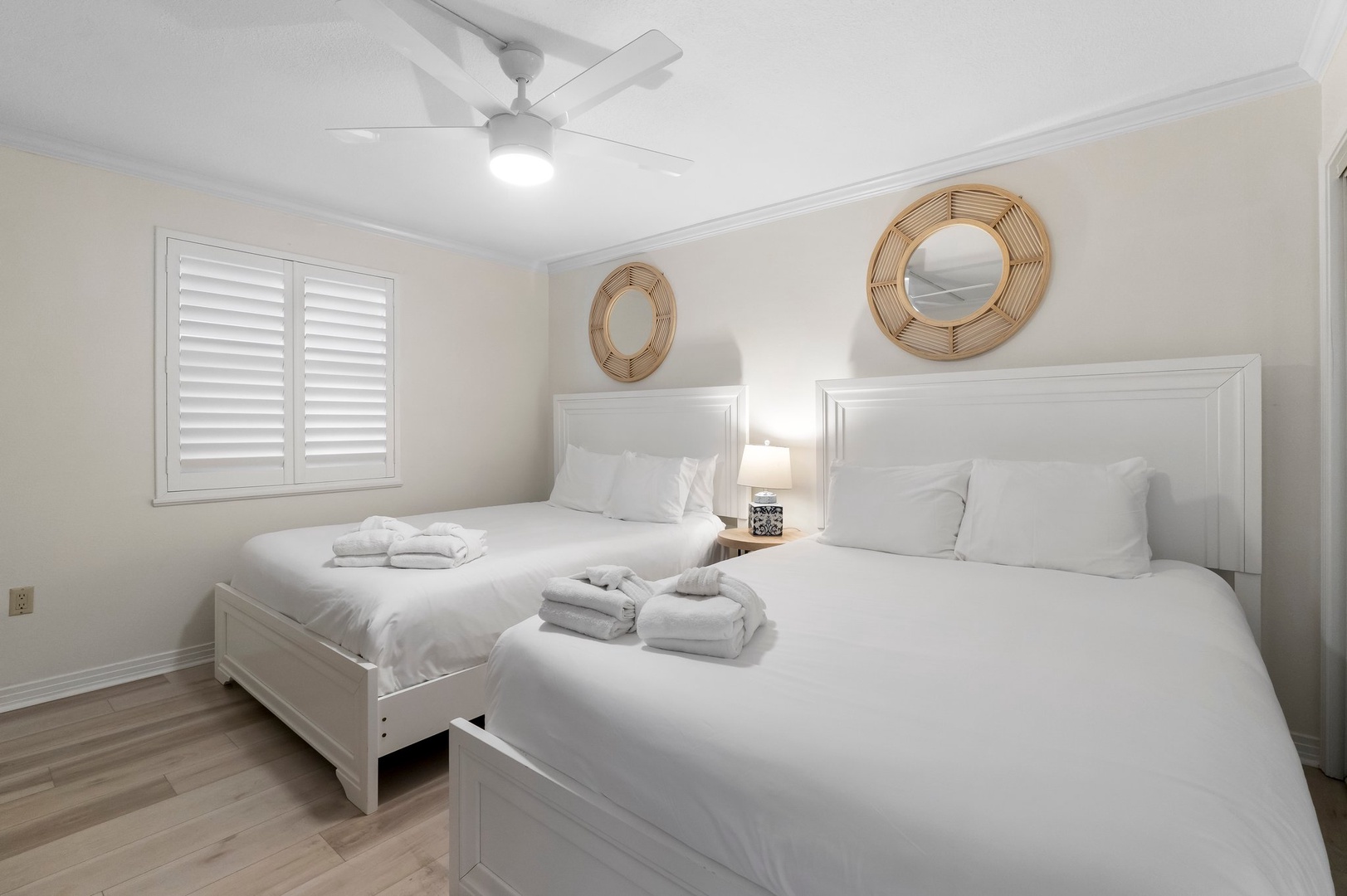 Double queen bed guest room