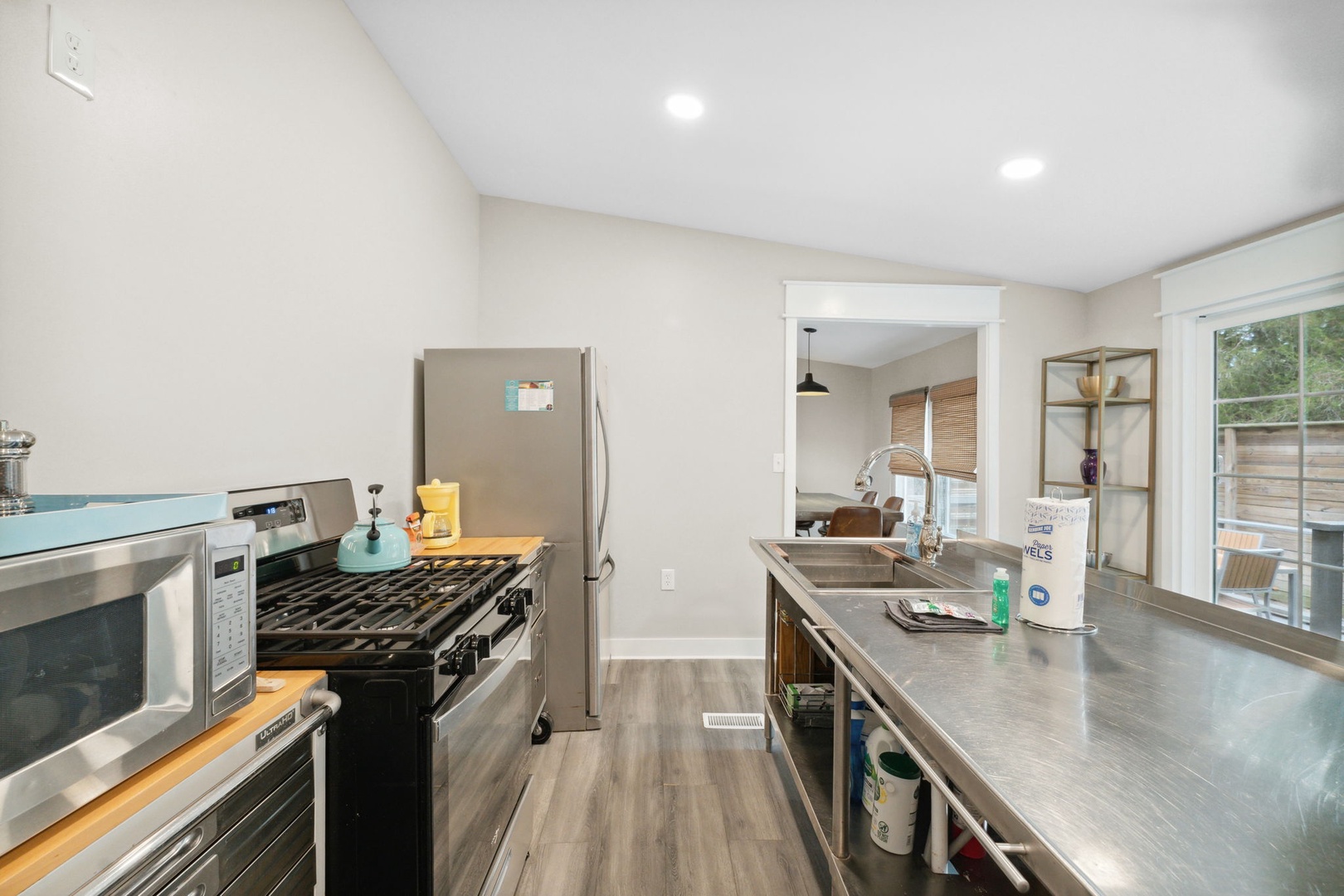 Full kitchen