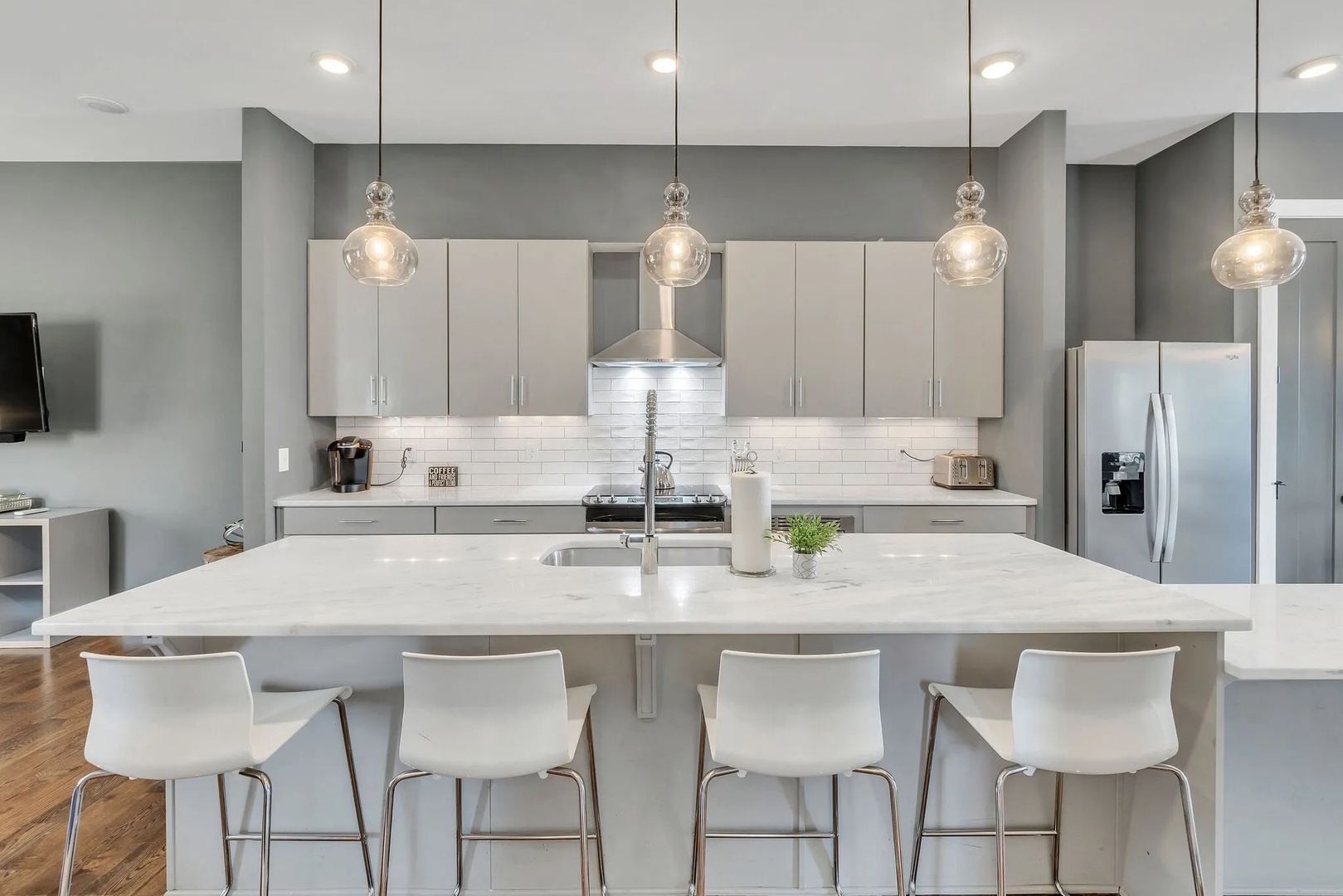 Full kitchen with breakfast bar and all the necessary cooking essentials