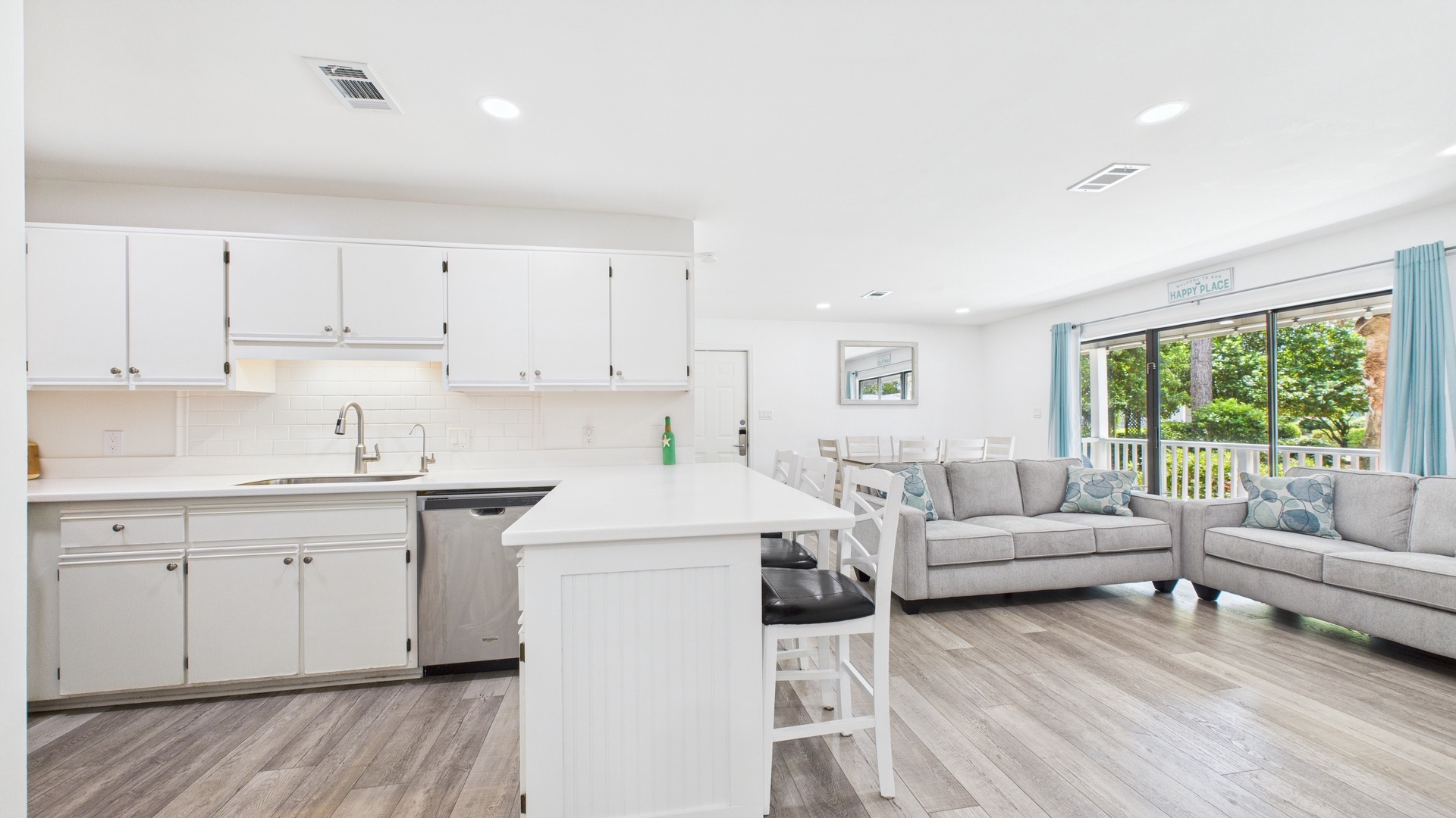 Full kitchen with breakfast bar and all the cooking essentials