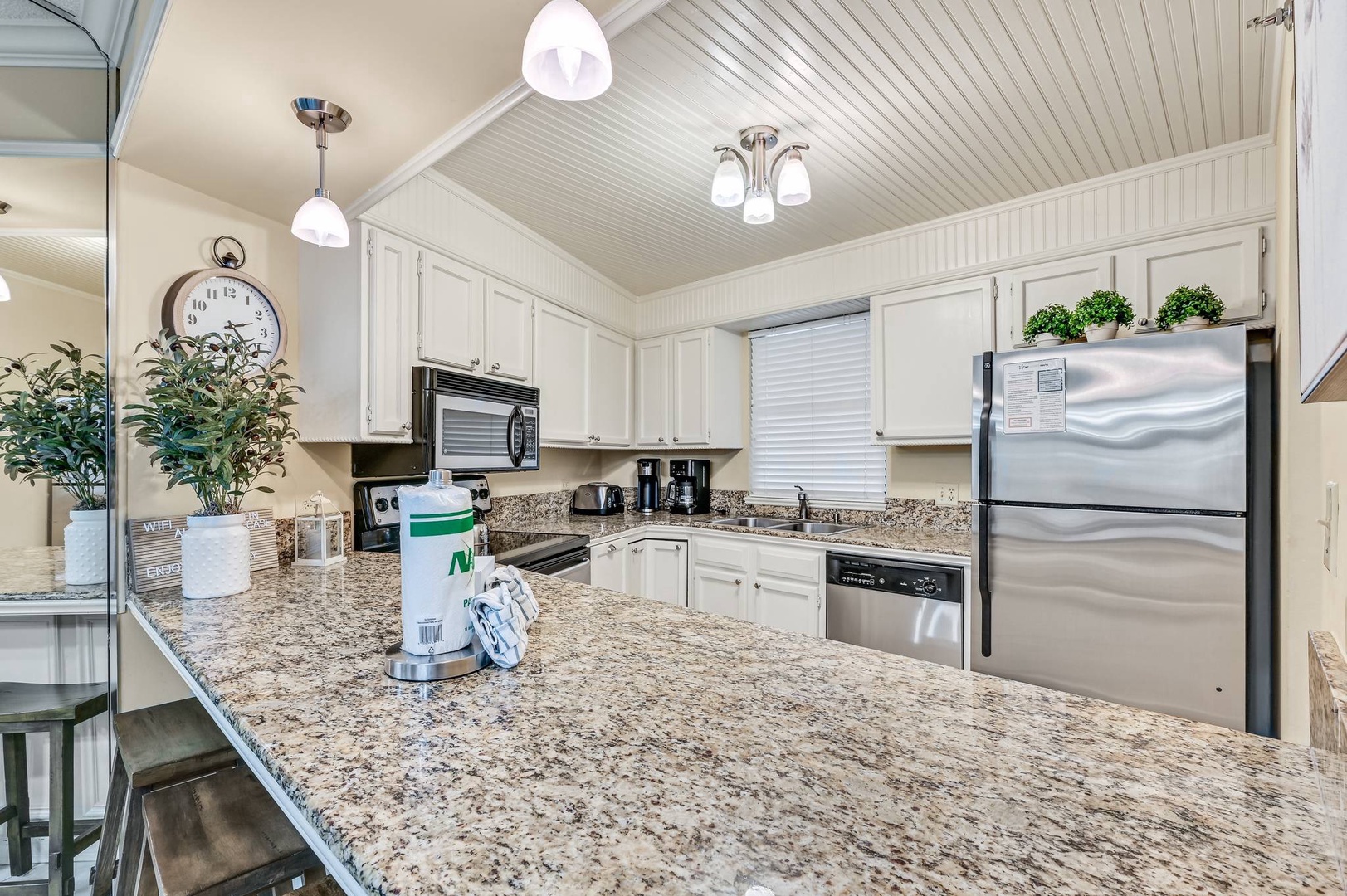 Full kitchen with breakfast bar and all the cooking essentials