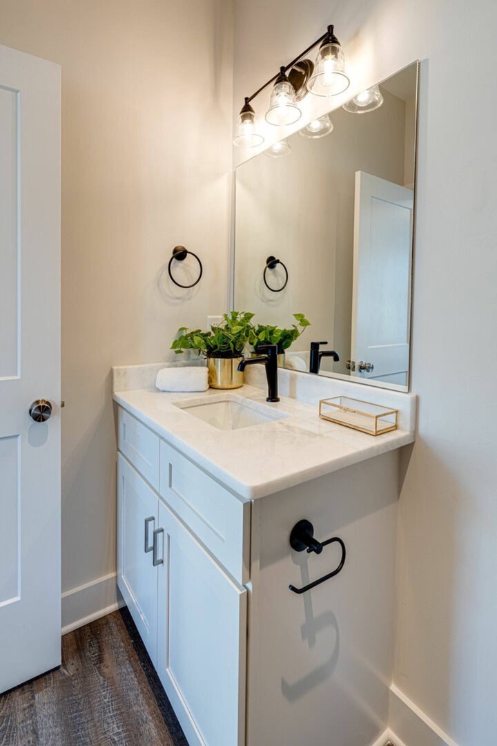 5629 - Primary bathroom with a shower and tub combo.