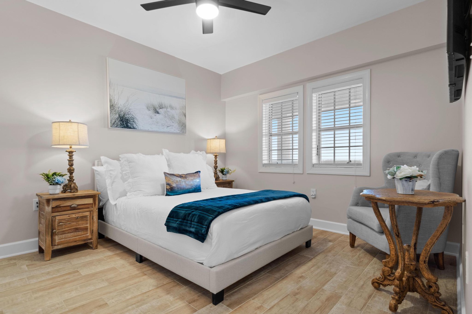 Guest bedroom with king size bed