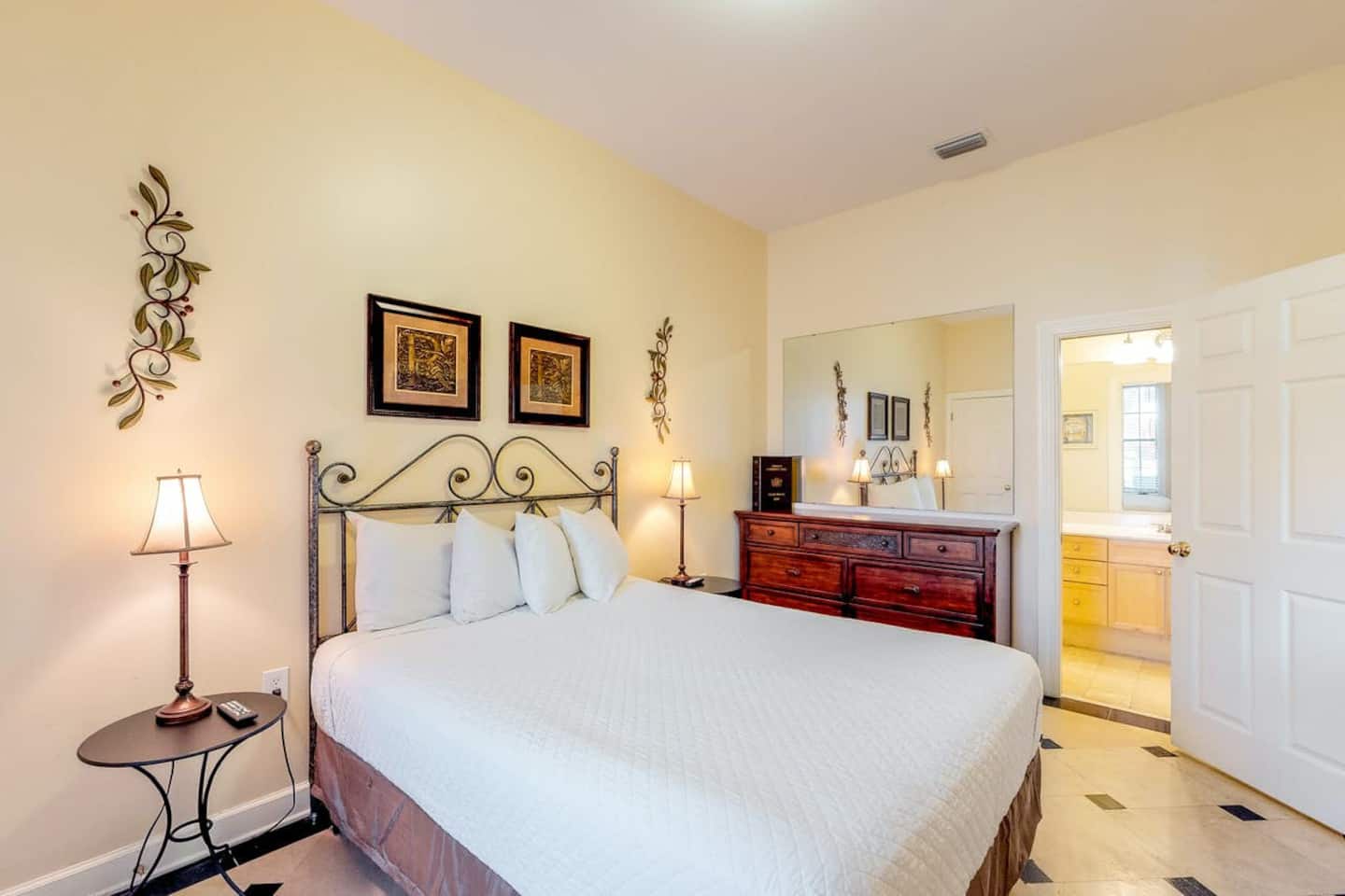 Ensuite king bedroom