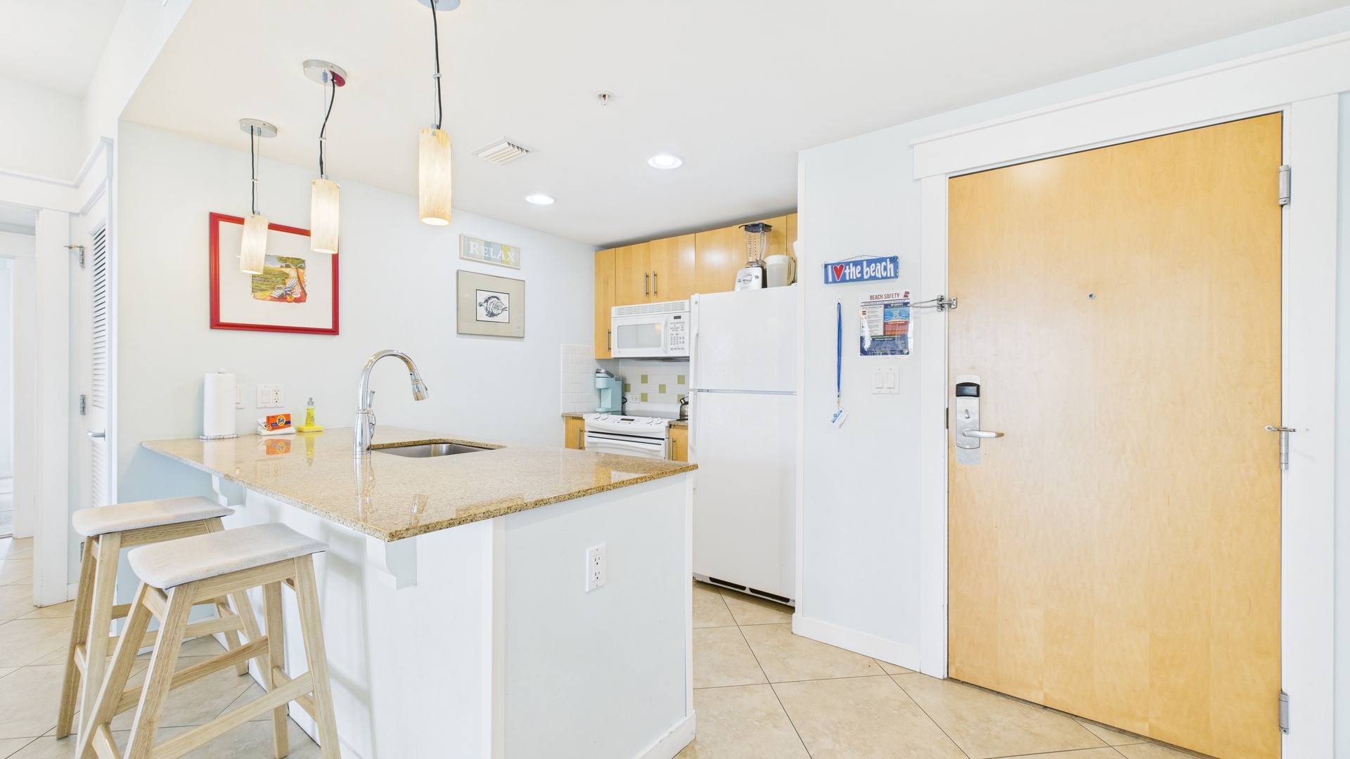 Full kitchen with breakfast bar