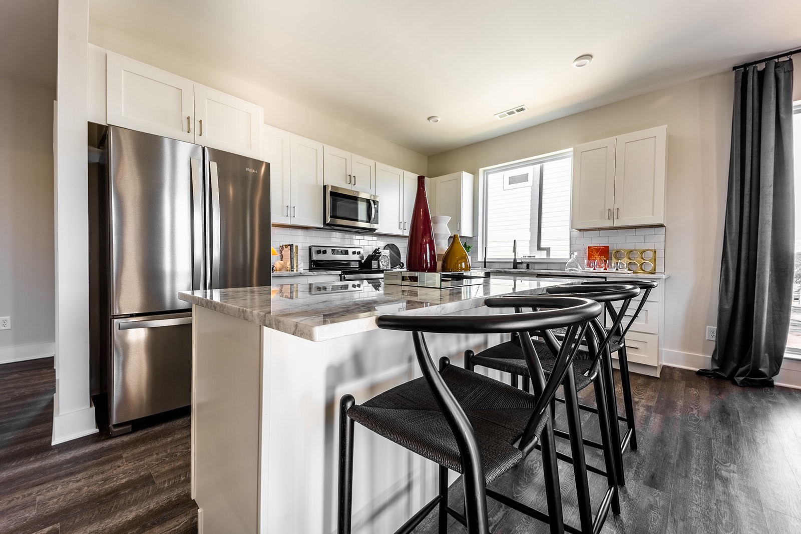 Full kitchen with breakfast bar