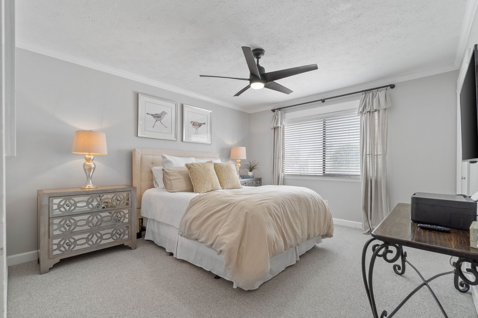 Guest bedroom with queen bed