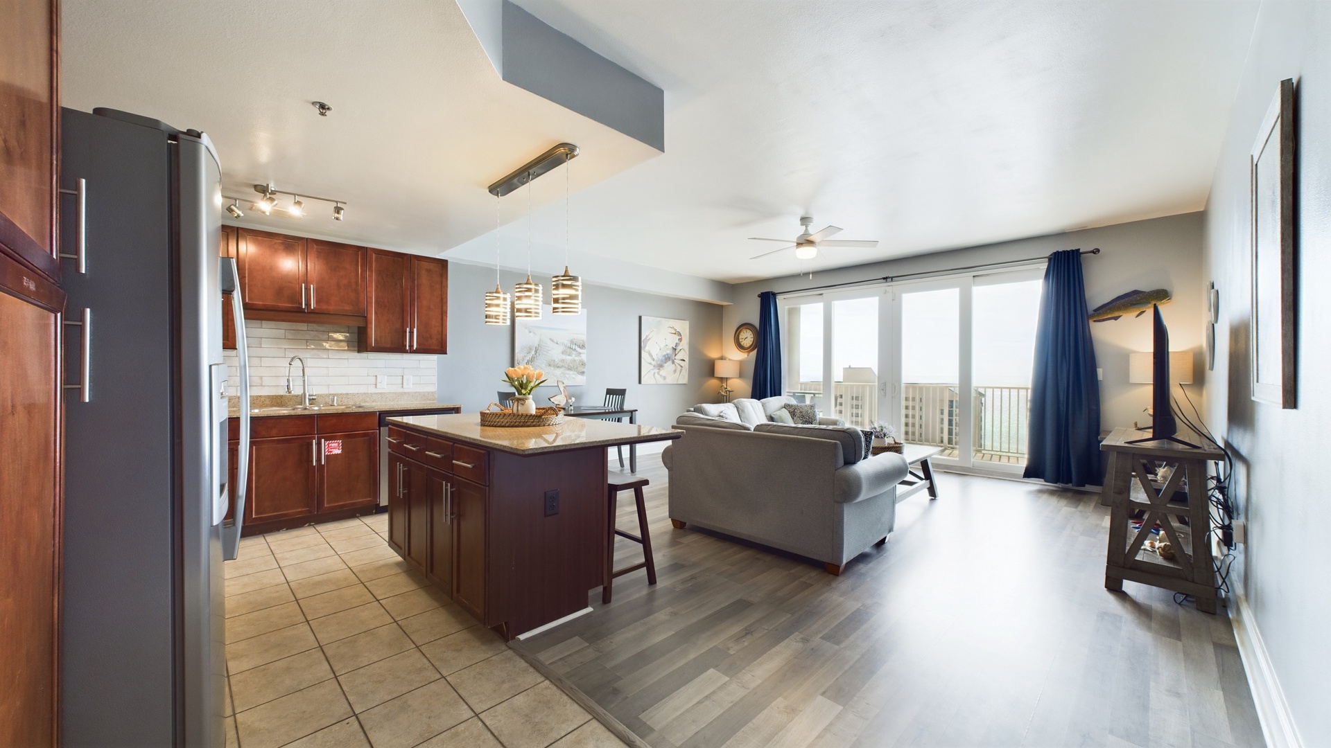Full kitchen with breakfast bar and all the cooking essentials