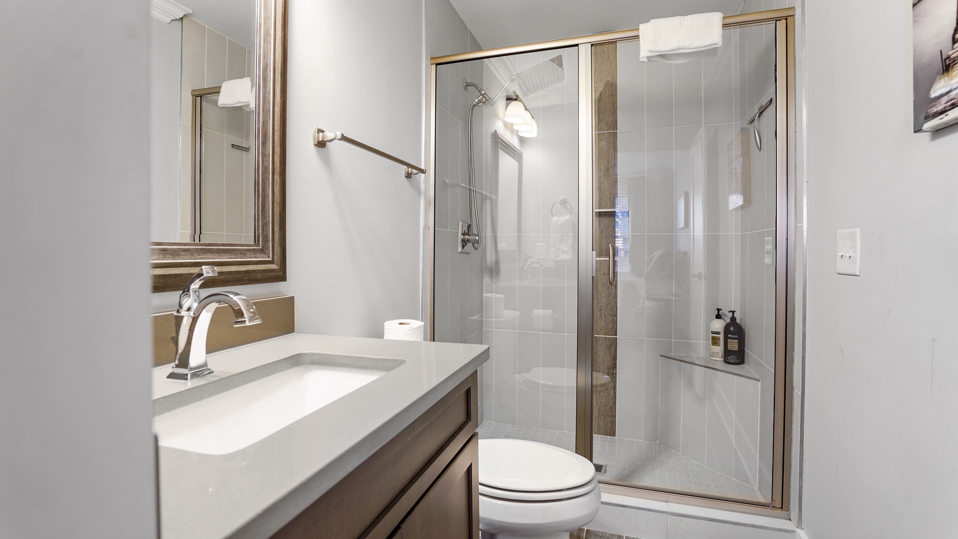 (1st level) Full guest bathroom