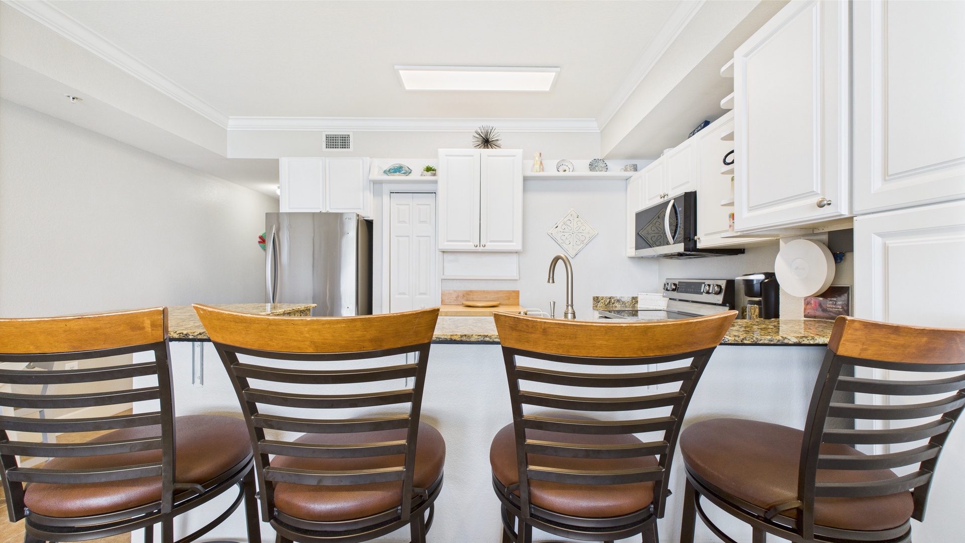 Breakfast bar with seating for 4