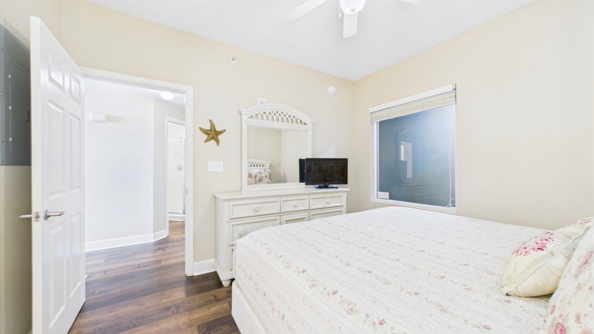 Master bedroom with king bed and ensuite bathroom (sleeps 2)