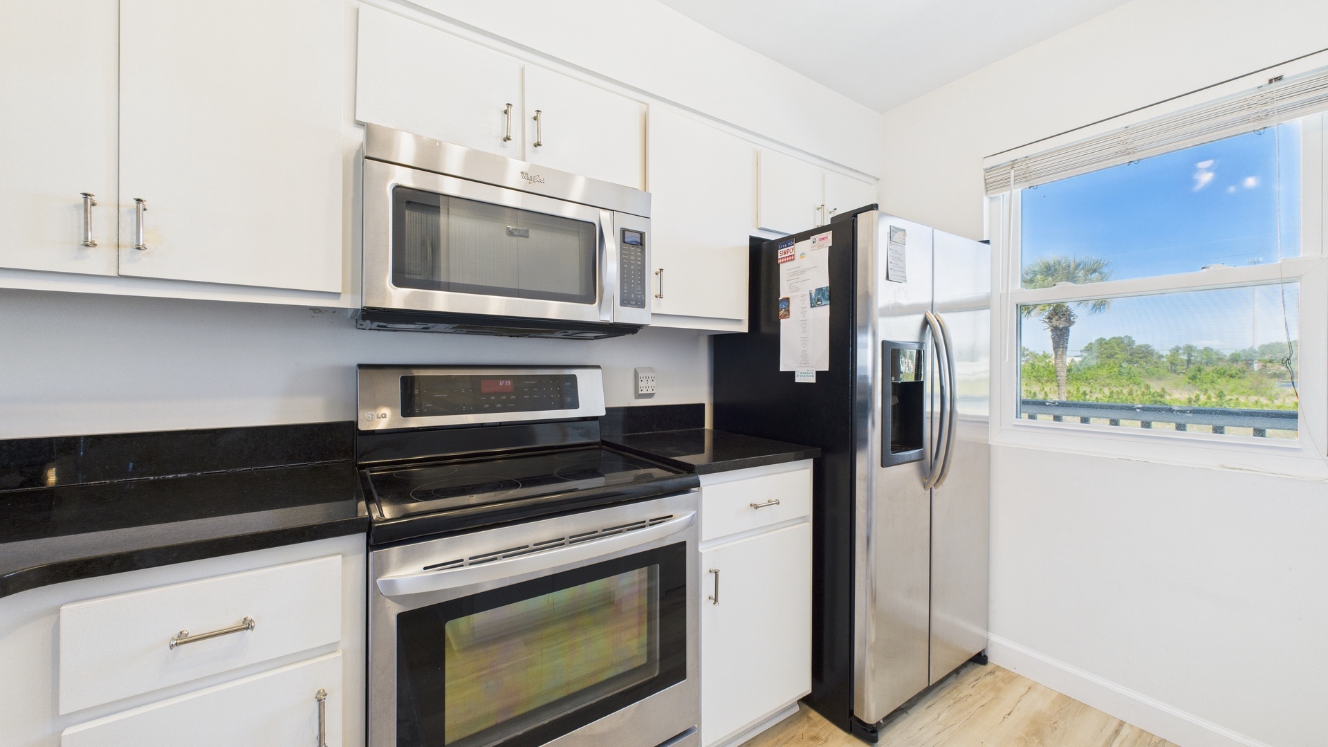 Full kitchen with breakfast bar and all the cooking essentials