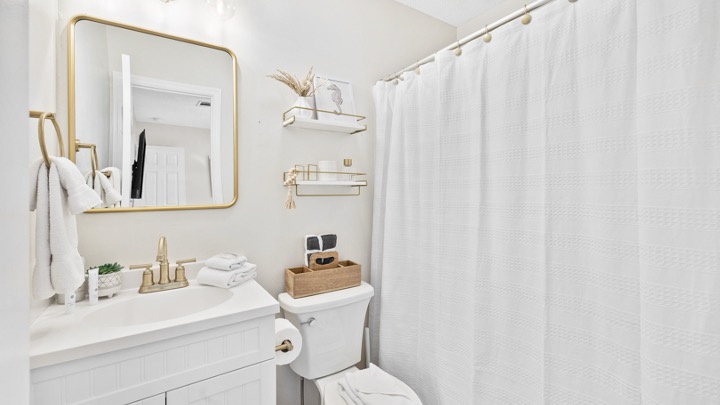 Full primary bathroom