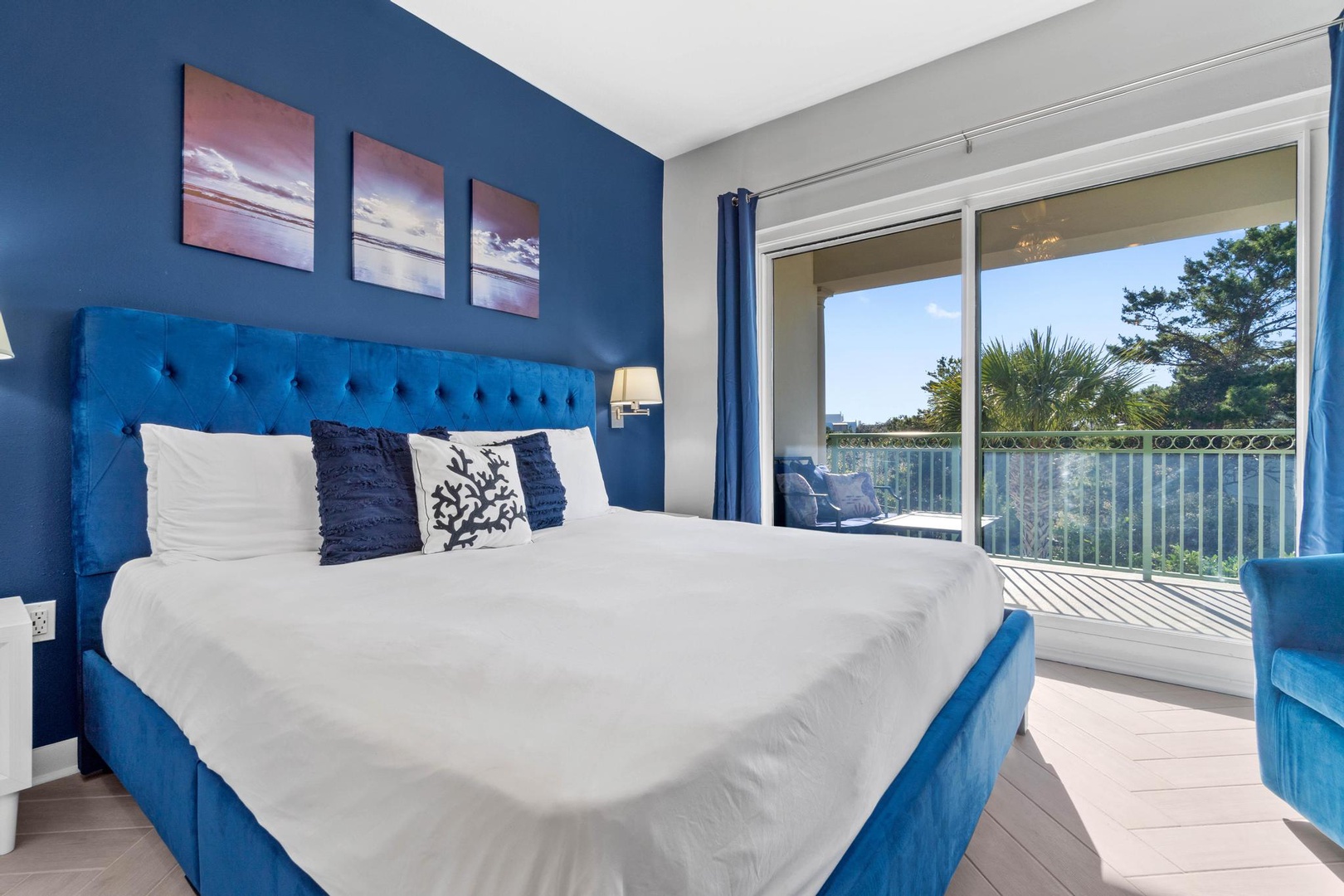 King size bed with balcony access
