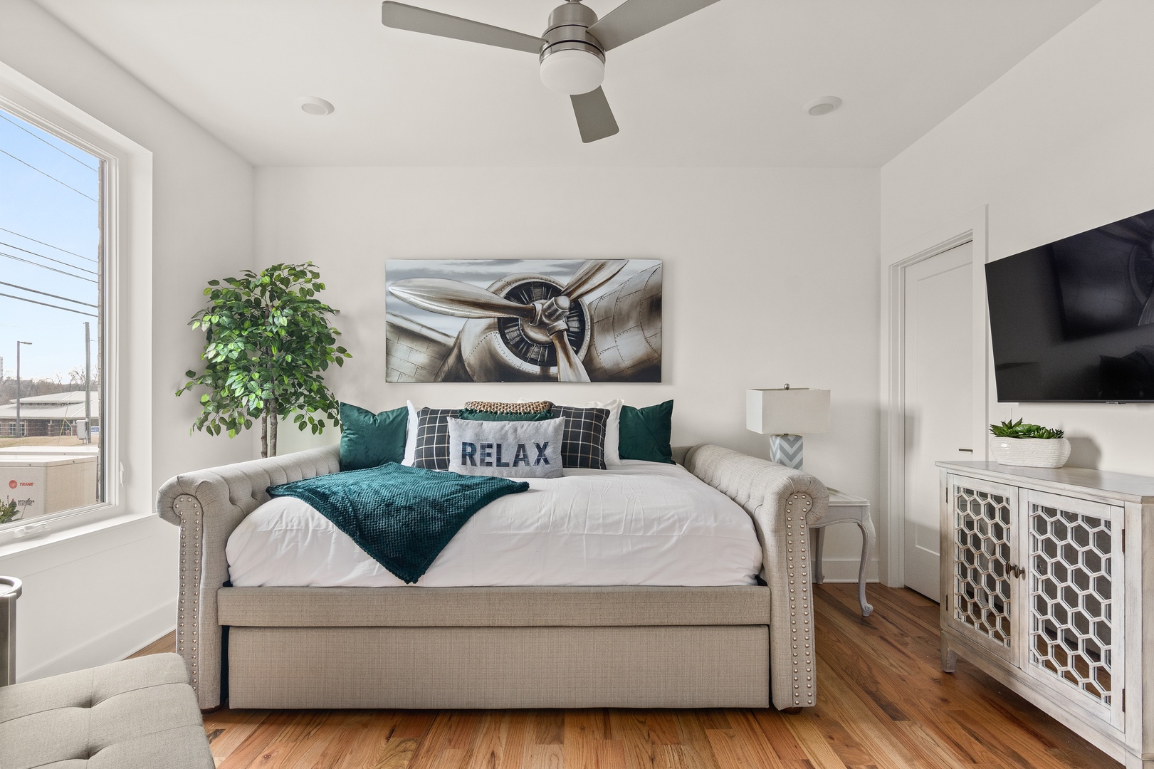 Downstairs beroom with Queen bed and a trundle bed-Sleeps 3