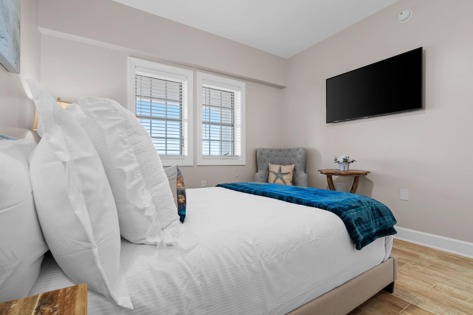 Guest bedroom with king size bed