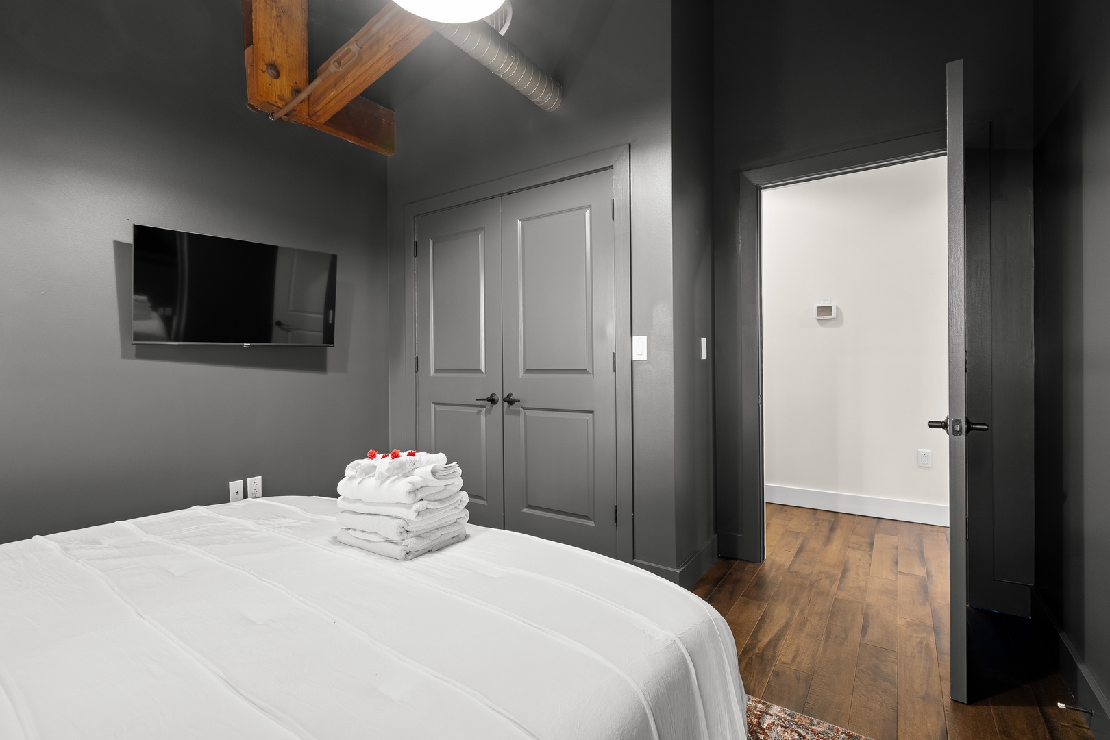 Third bedroom with king bed TV