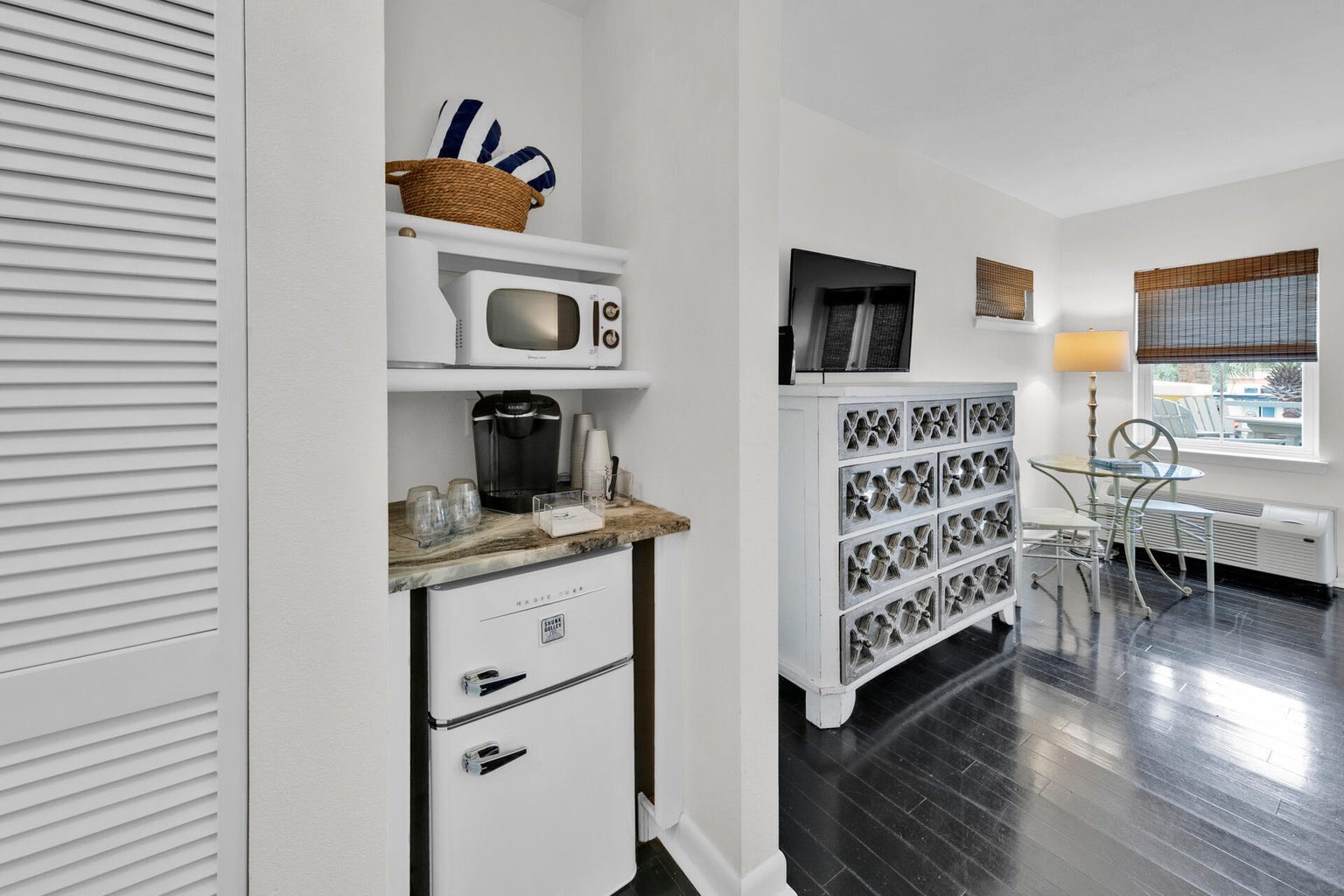Kitchenete-This area does not have a kitchen sink