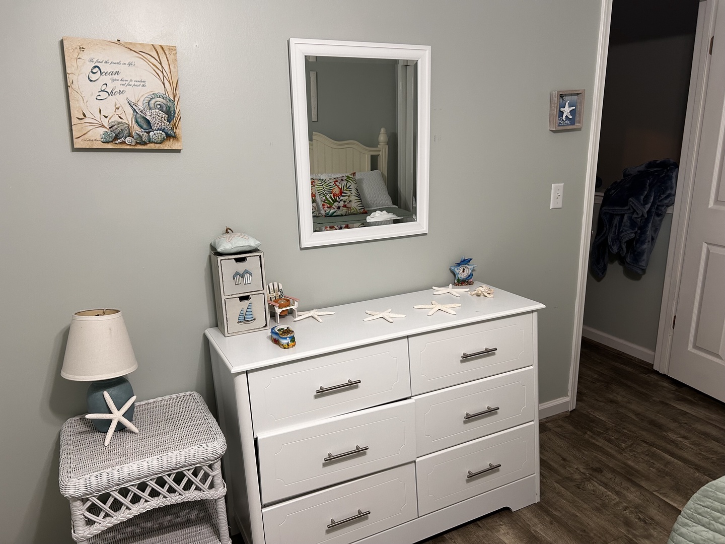 Bedroom with queen and twin bed (sleeps 3)