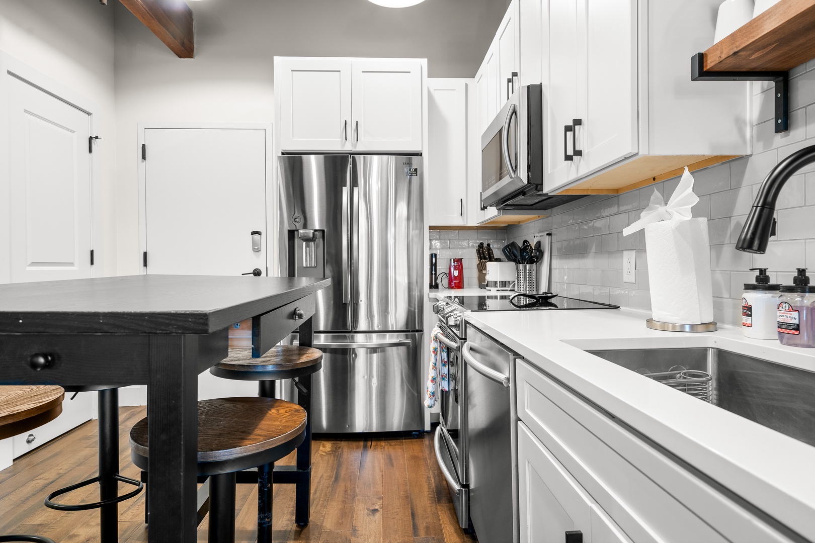 Fully equipped kitchen with bar and stainless appliances
