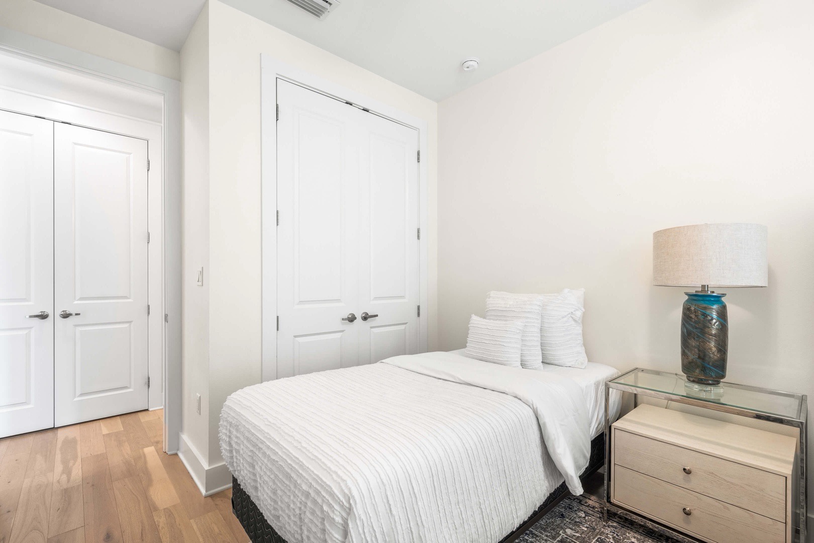 Third bedroom with twin bed and queen bed (sleeps 3)