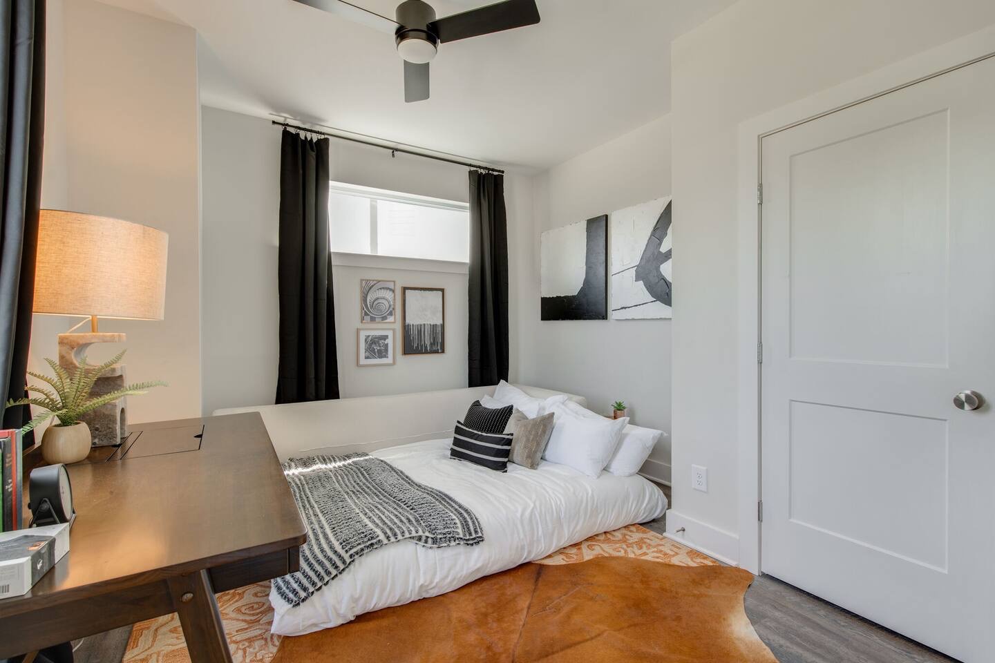 5627 - Common space with desk for work and fold out queen sleeper sofa.