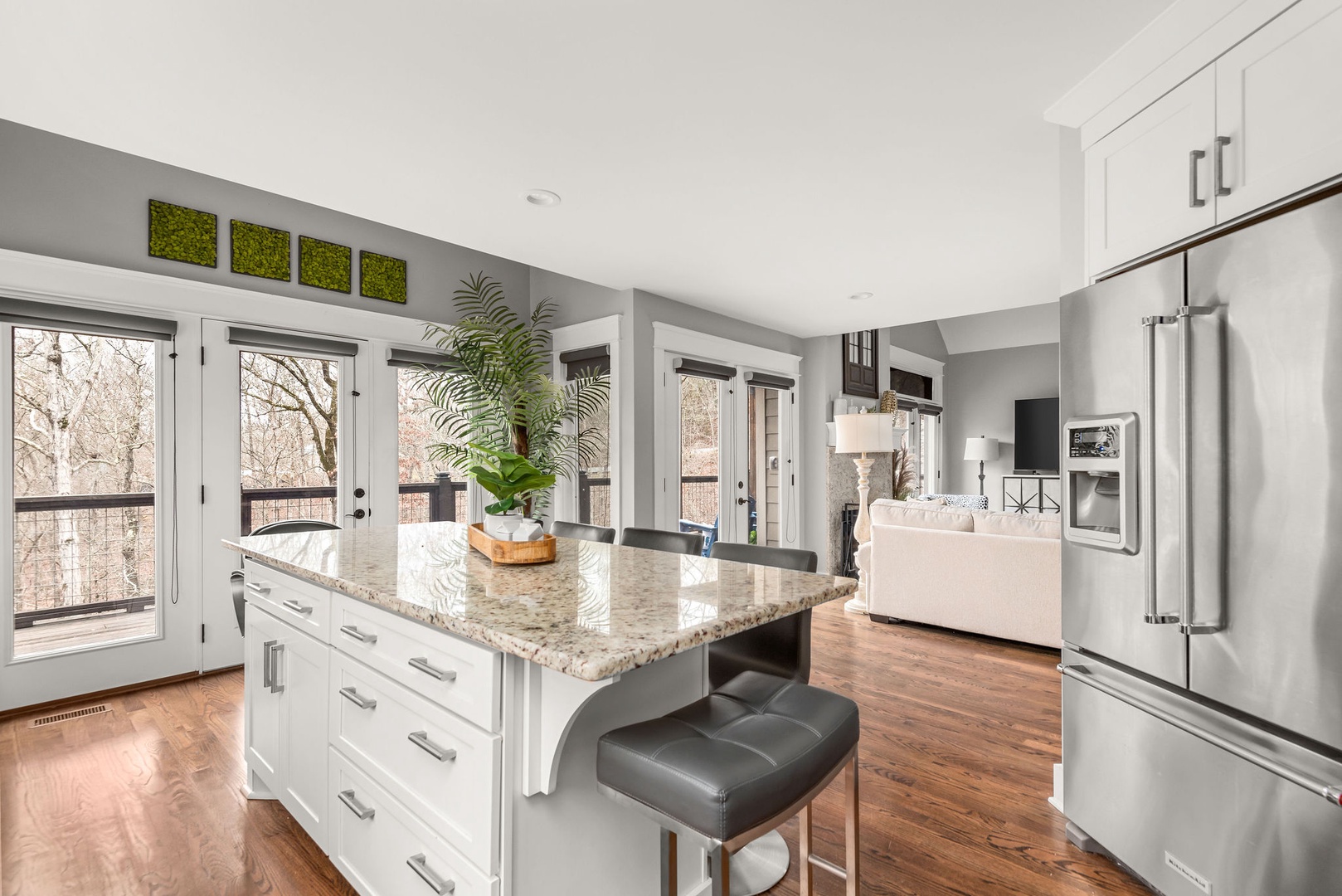 Kitchen Island with seating for 6 people