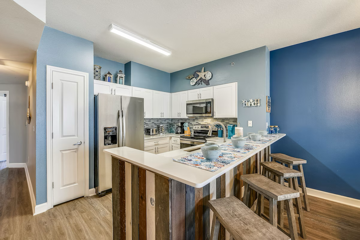 Full kitchen with breakfast bar and all the cooking essentials