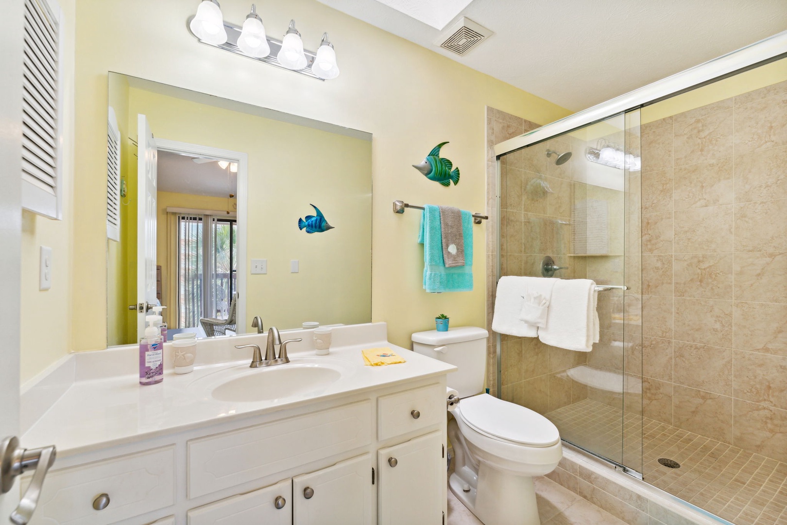 2nd bathroom with shower/tub combo