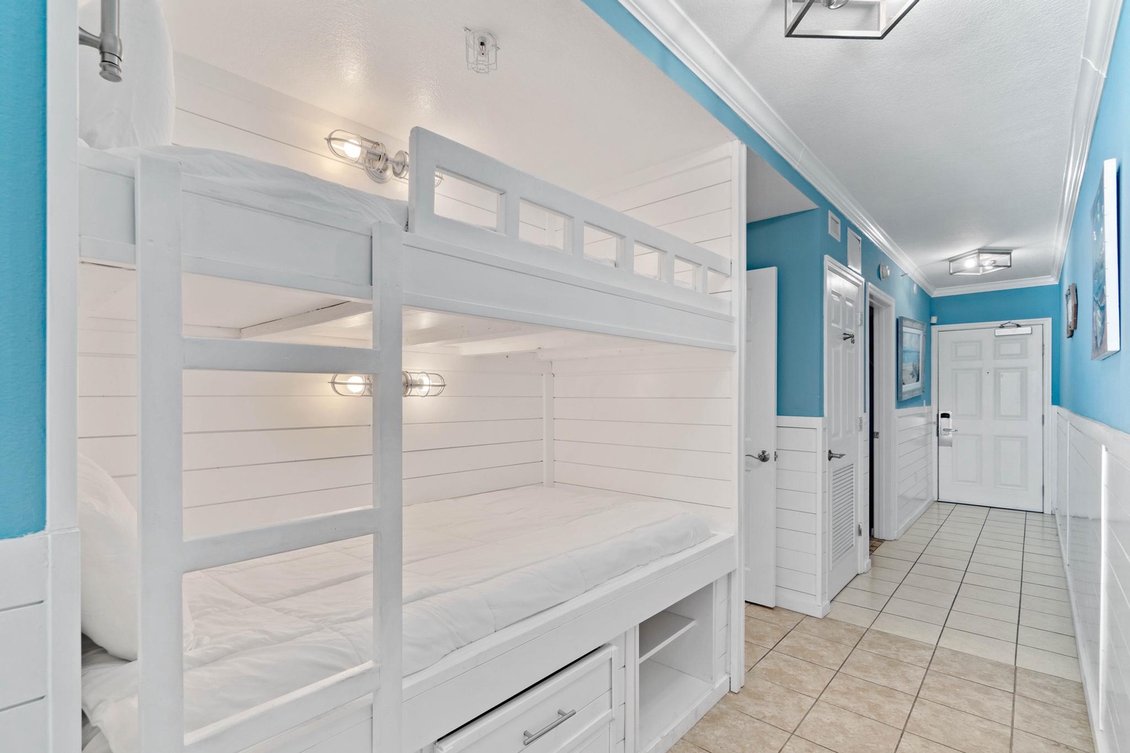 2 twin bunk beds