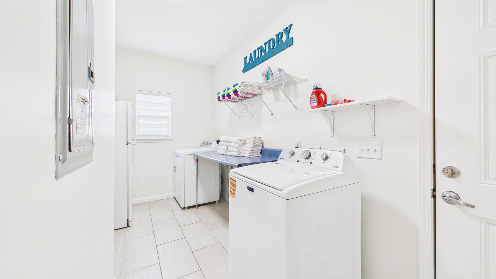 Mud room with washer and dryer machines