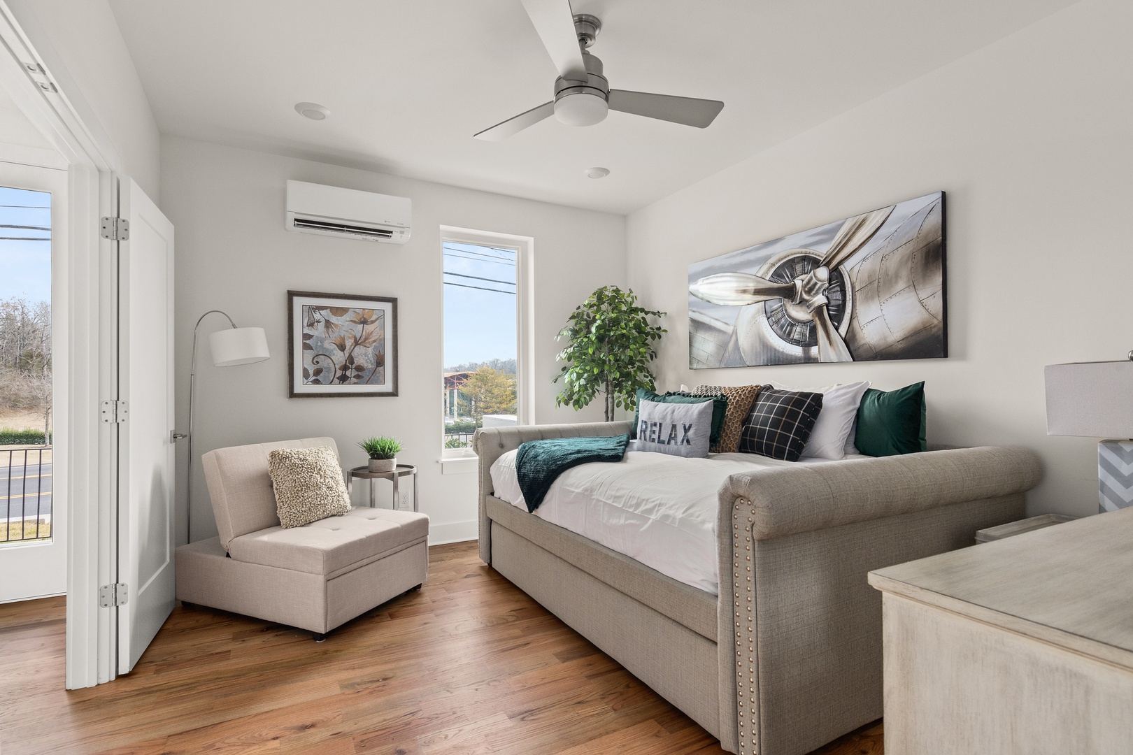 Downstairs bedroom with Queen bed and a trundle bed-Sleeps 3