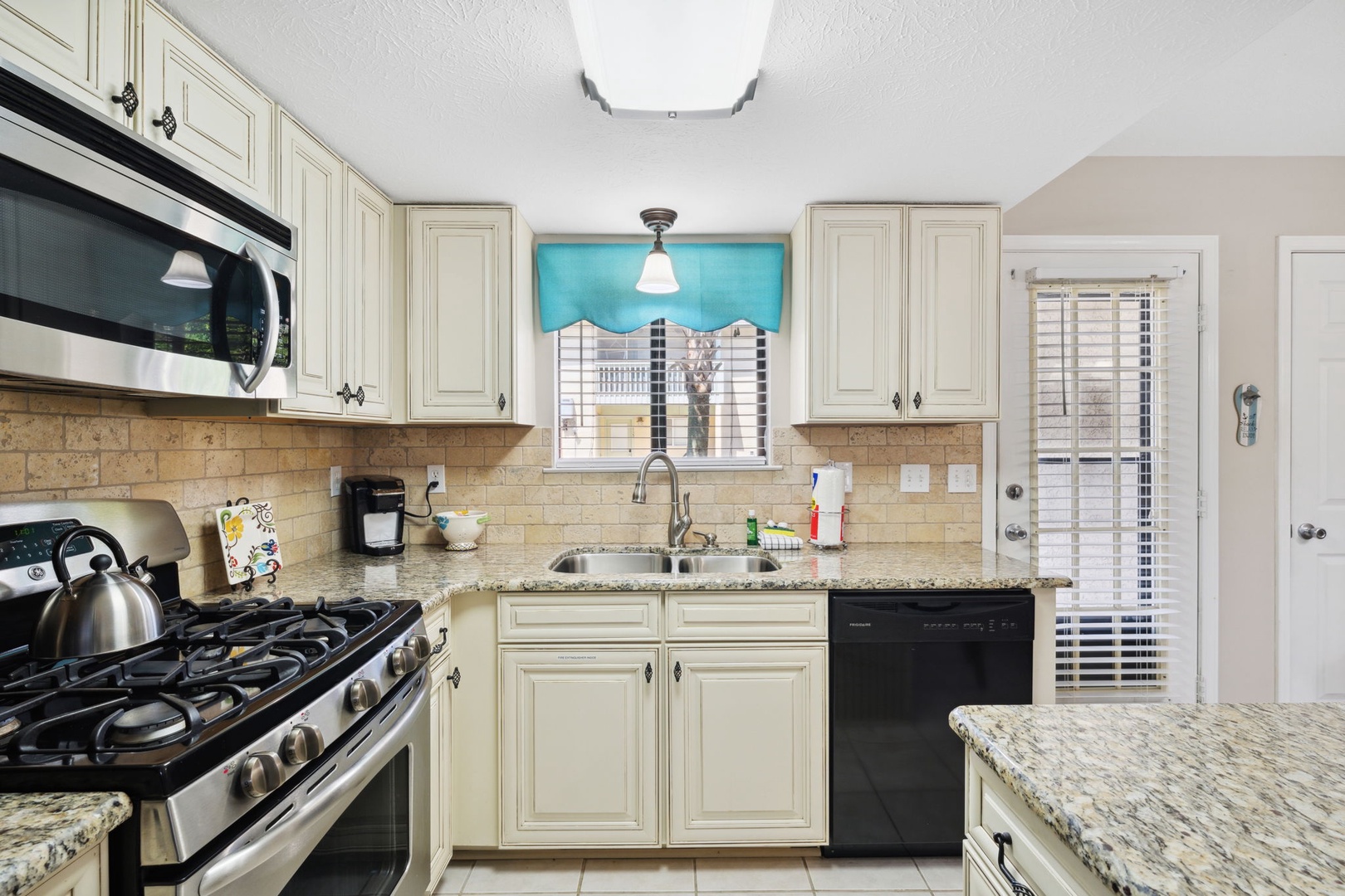 Fully applianced kitchen