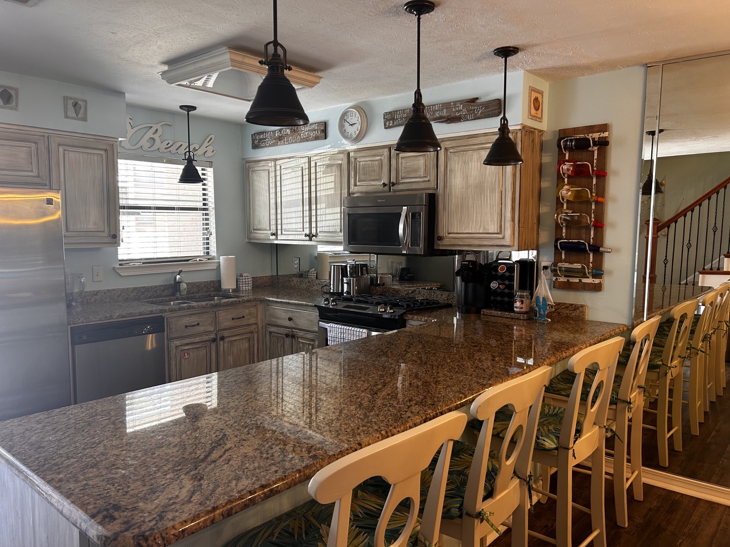 Kitchen island/breakfast bar