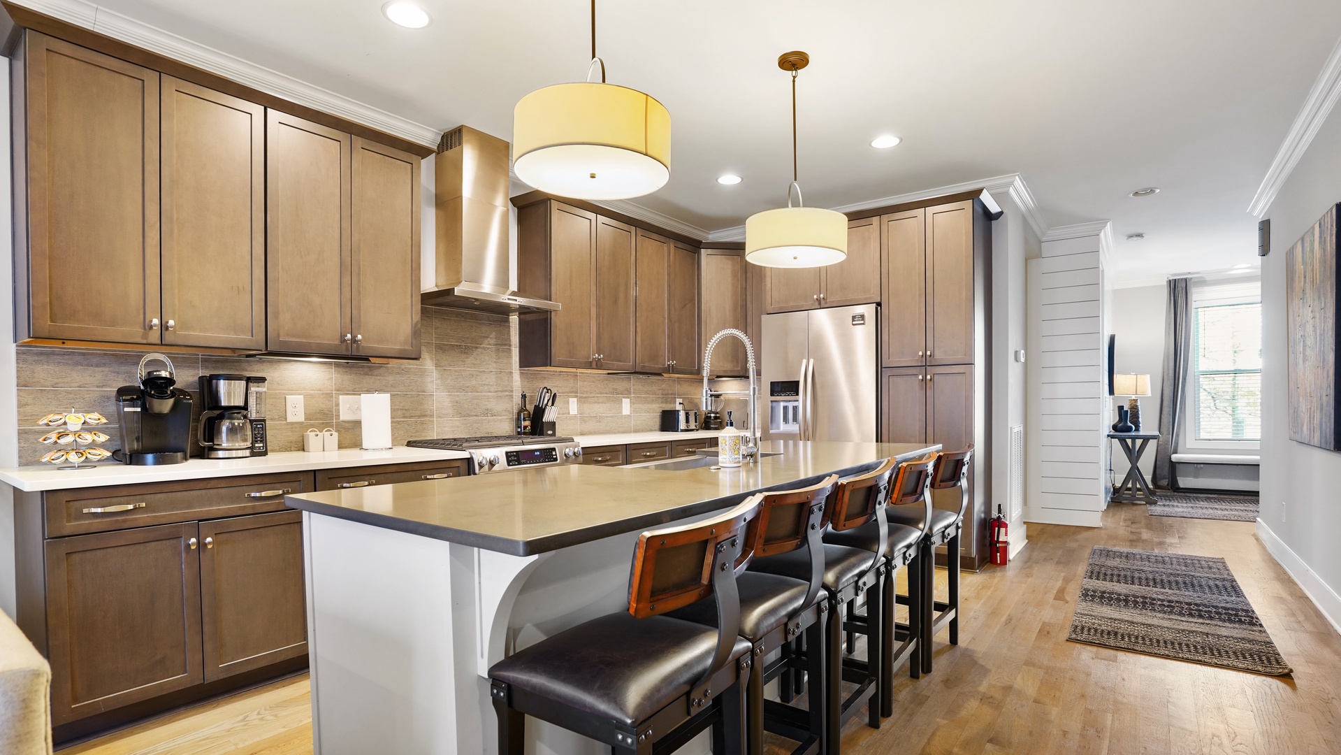 (2nd level) Full kitchen & breakfast bar
