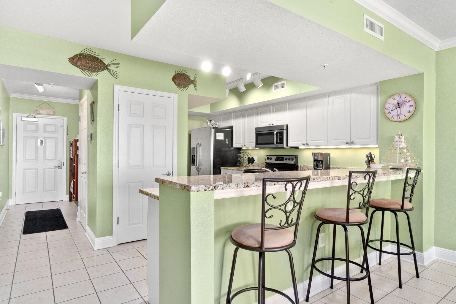 Full kitchen with breakfast bar