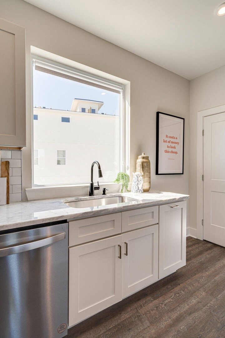 5629 - Open kitchen with stainless steel appliances, large island, breakfast bar seating, and is fully equipped with your basic cooking essentials.
