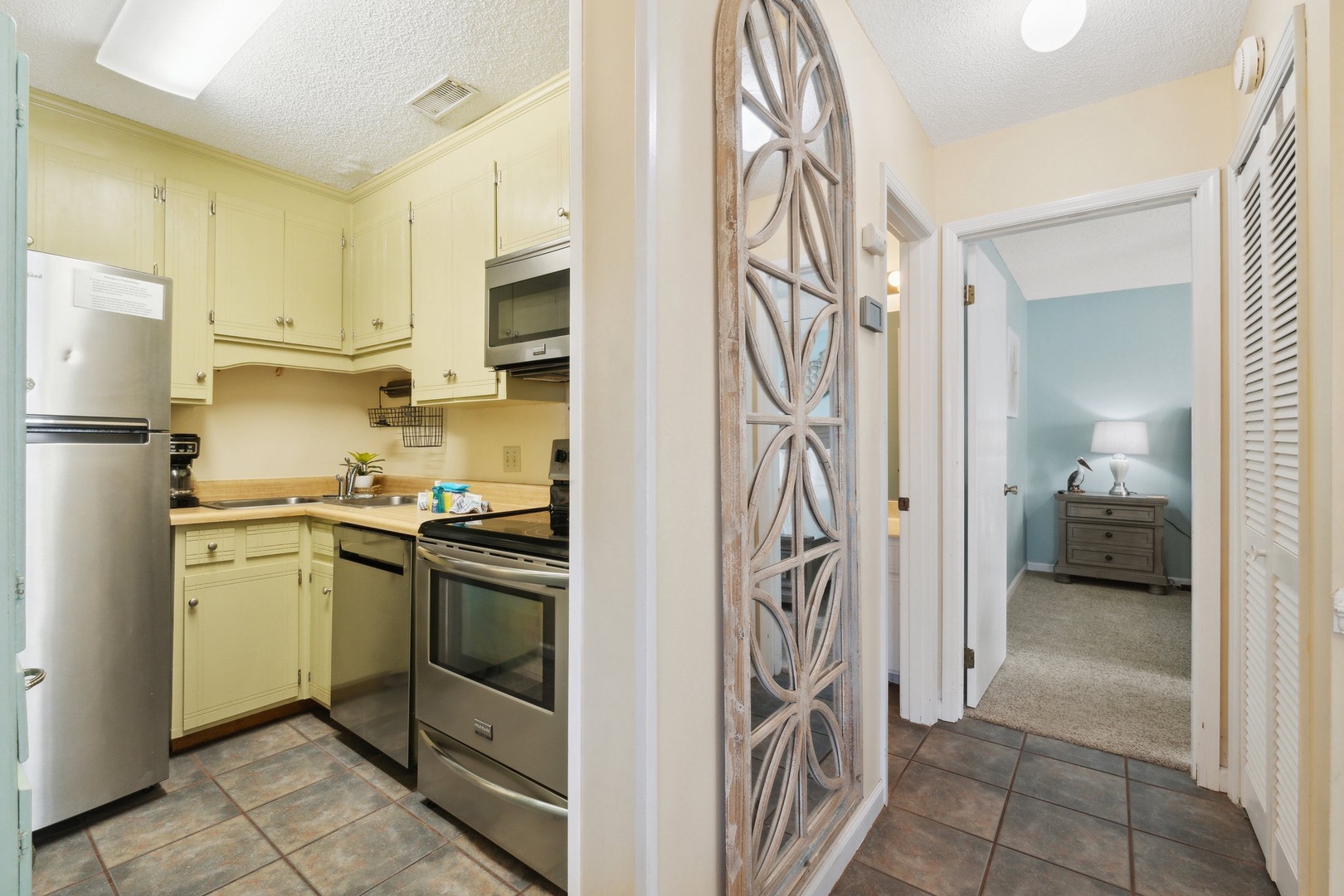 Fully applianced kitchen/hallway