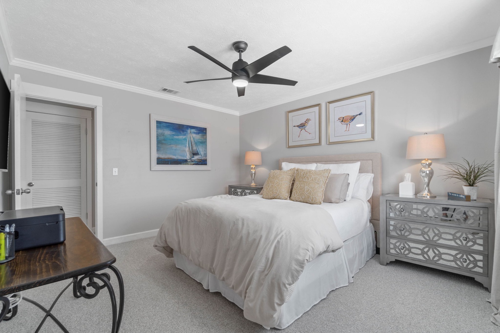 Guest bedroom with queen bed