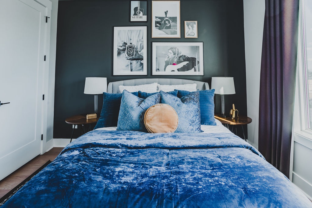 Fourth bedroom with queen bed and ensuite shared bathroom