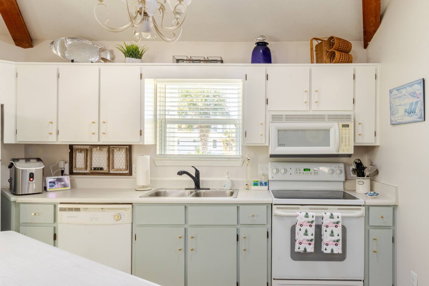 Full kitchen with breakfast bar and all the cooking essentials