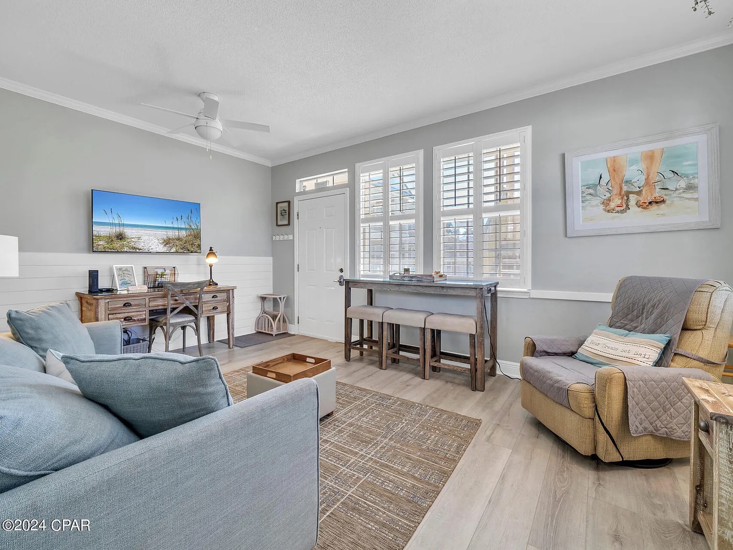 Living area with comfortable seating and dining bar (seats 3)
