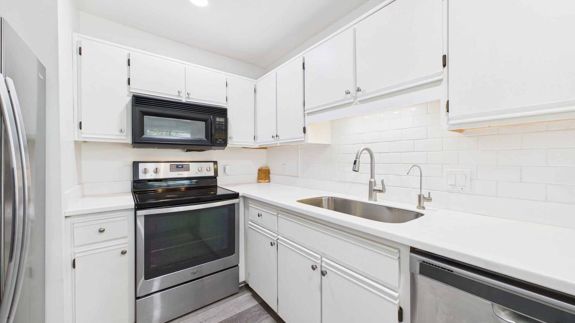 Full kitchen with breakfast bar and all the cooking essentials