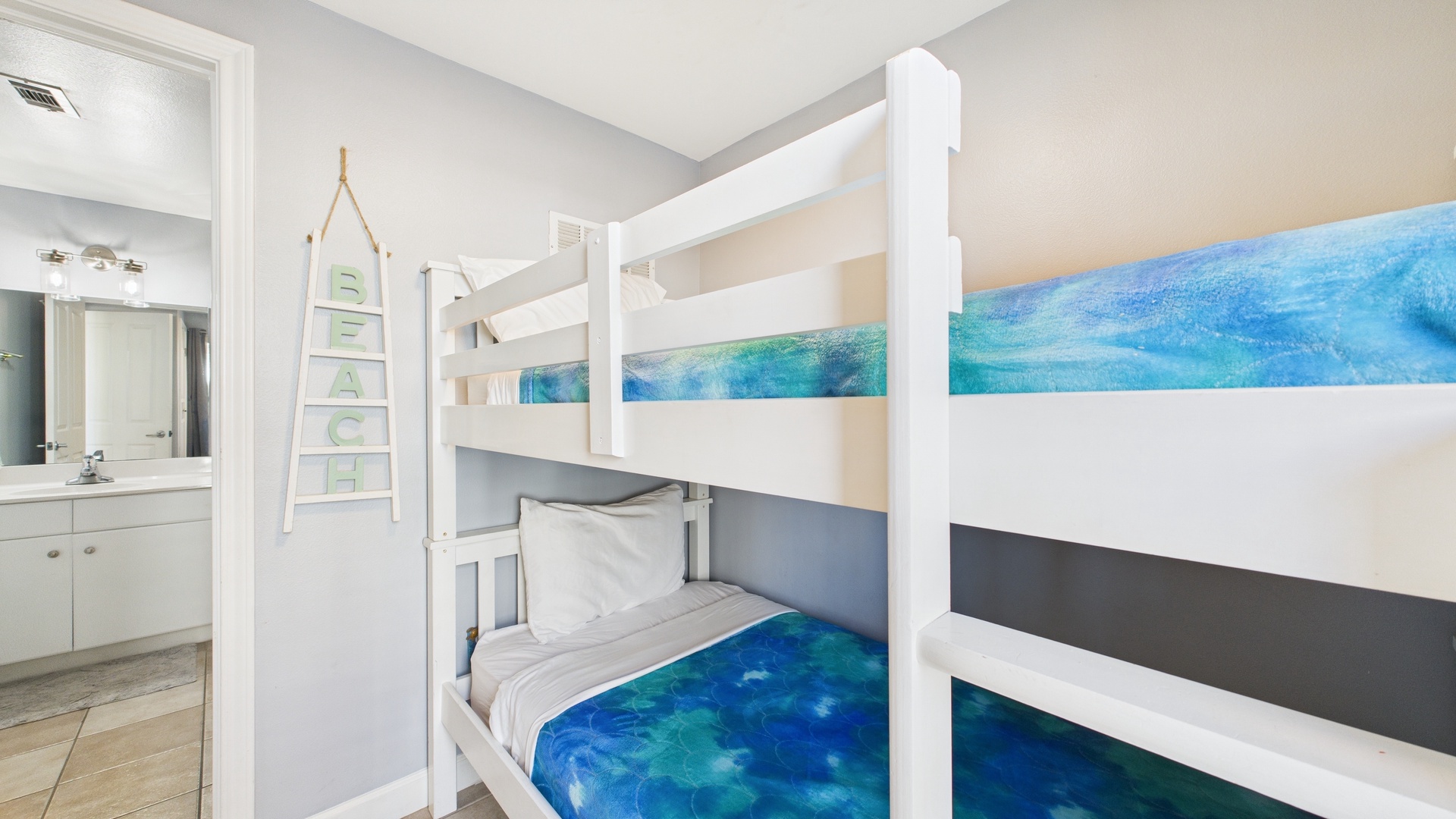 Gust bedroom with twin-over-twin bunk bed and ensuite bathroom