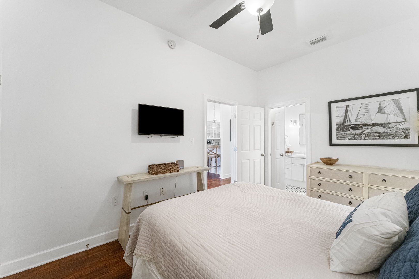 Master with queen bed
