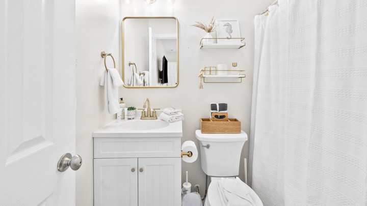Full primary bathroom