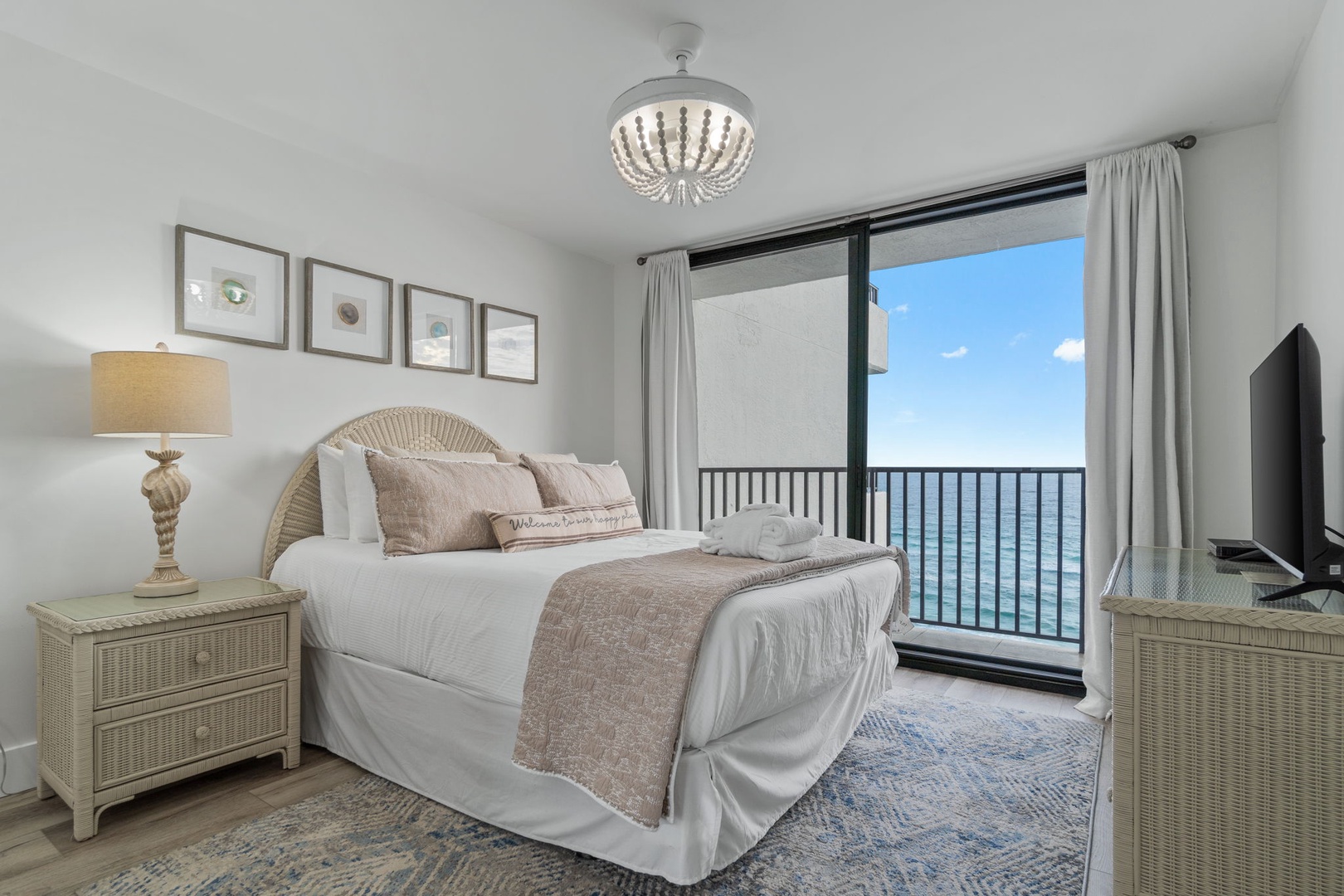 Master room with queen size bed and balcony access