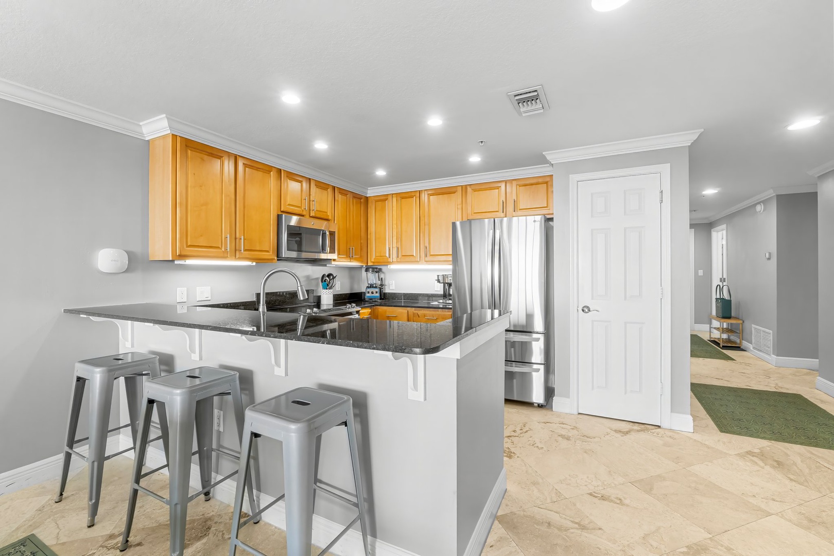 Full kitchen with breakfast bar