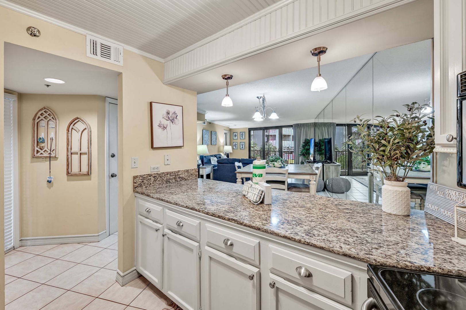 Full kitchen with breakfast bar and all the cooking essentials