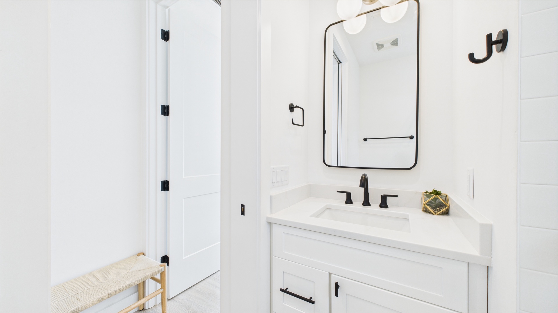 In Law suite above the garage-Full bathroom with shower and tub combo